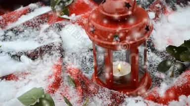喜庆的红色蜡烛在灯笼雪与绿叶。